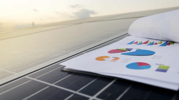 Photovoltaik Module auf dem ein Blatt mit Diagramme liegt