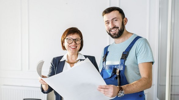 Beratung zwischen Handwerker und Kundin